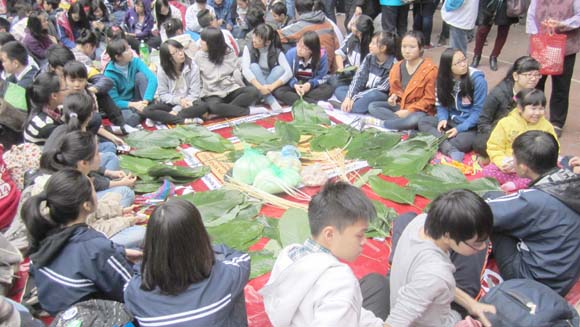 Cùng[-]gói[-]bánh[-]chưng[-]ủng[-]hộ[-]người[-]nghèo[-]ăn[-]Tết